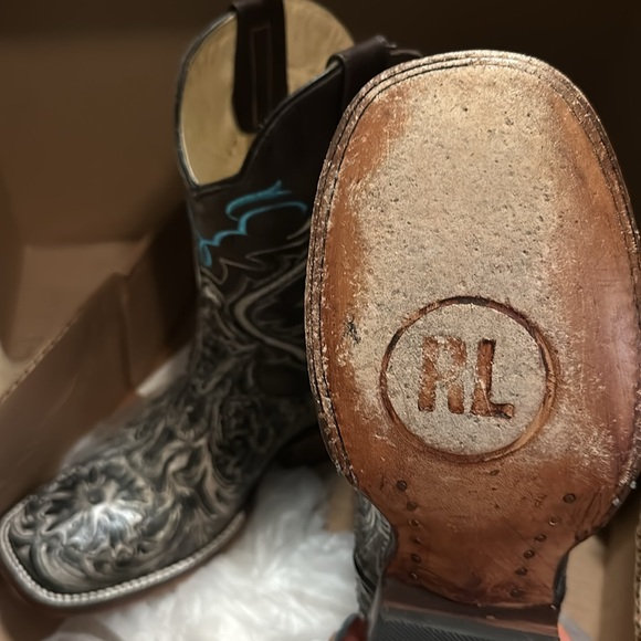 Ladies Rockin Leather tooled boots!

Will come with box! - Picture 5 of 6